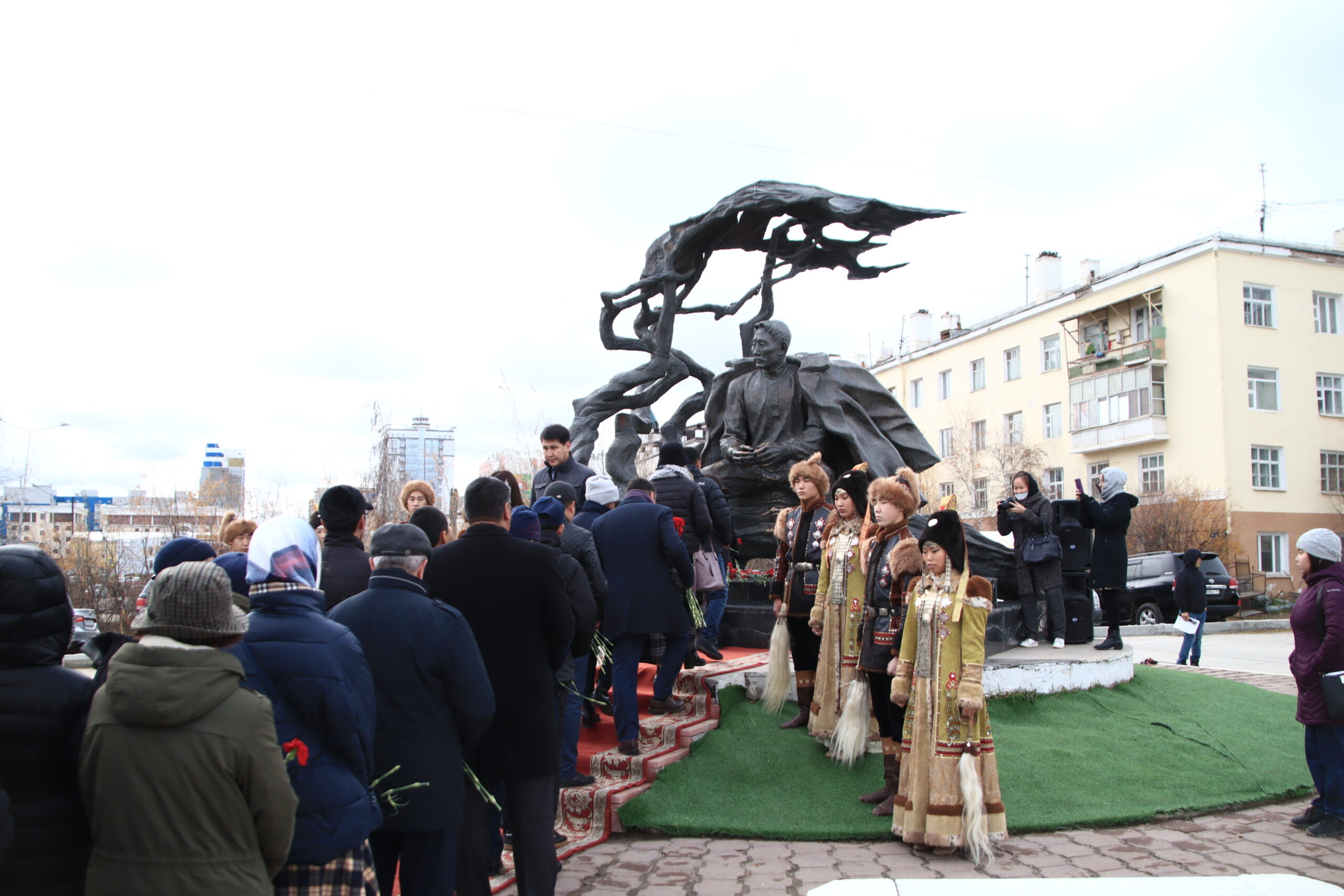 Цветы возложили к памятнику Алексею Кулаковскому в Якутске