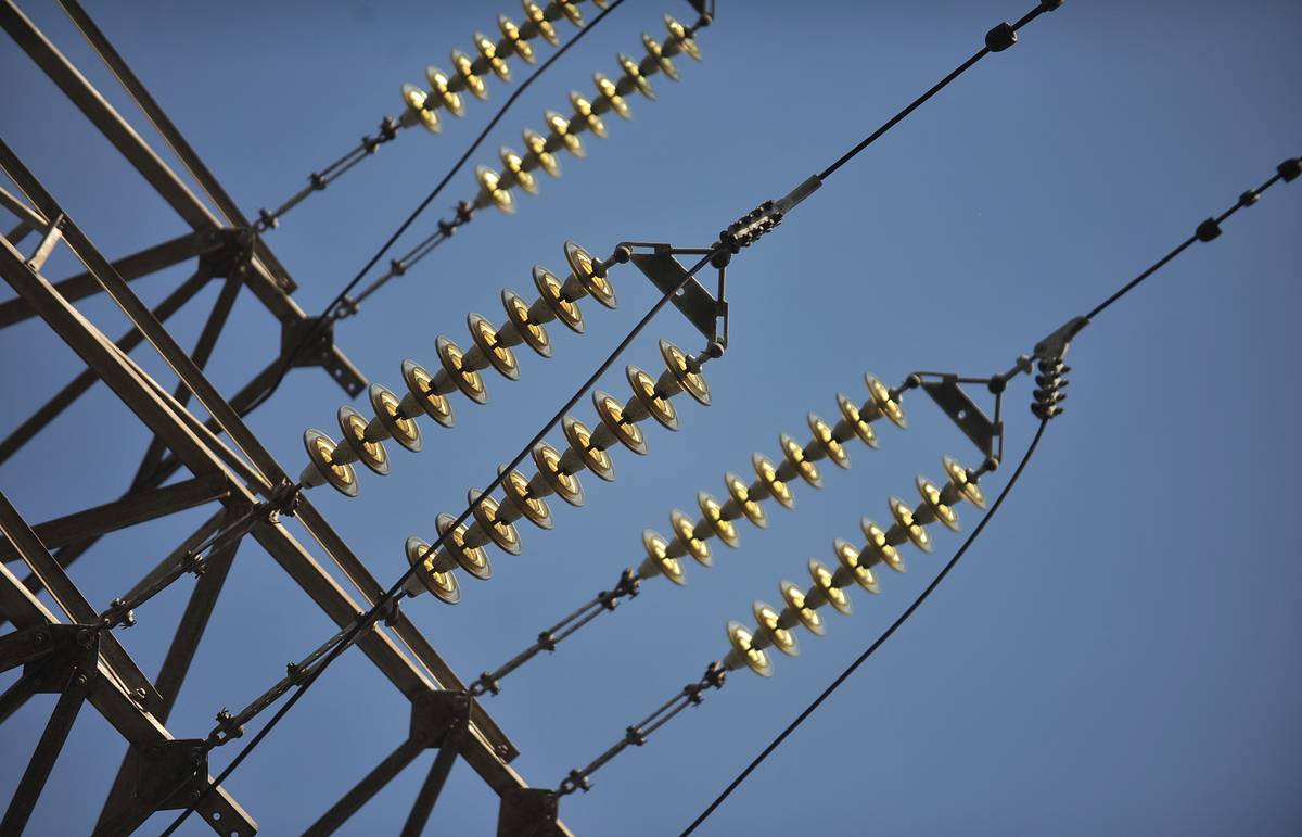 11 бригад ведут работу над восстановлением электричества в Якутске