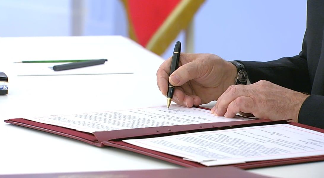  Владимир Путин и главы ДНР, ЛНР, Херсонской и Запорожской областей подписали договоры о принятии регионов в состав РФ