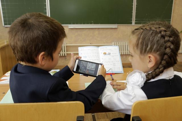 Большинство учителей Якутии поддержали запрет на мобильные телефоны в школах
