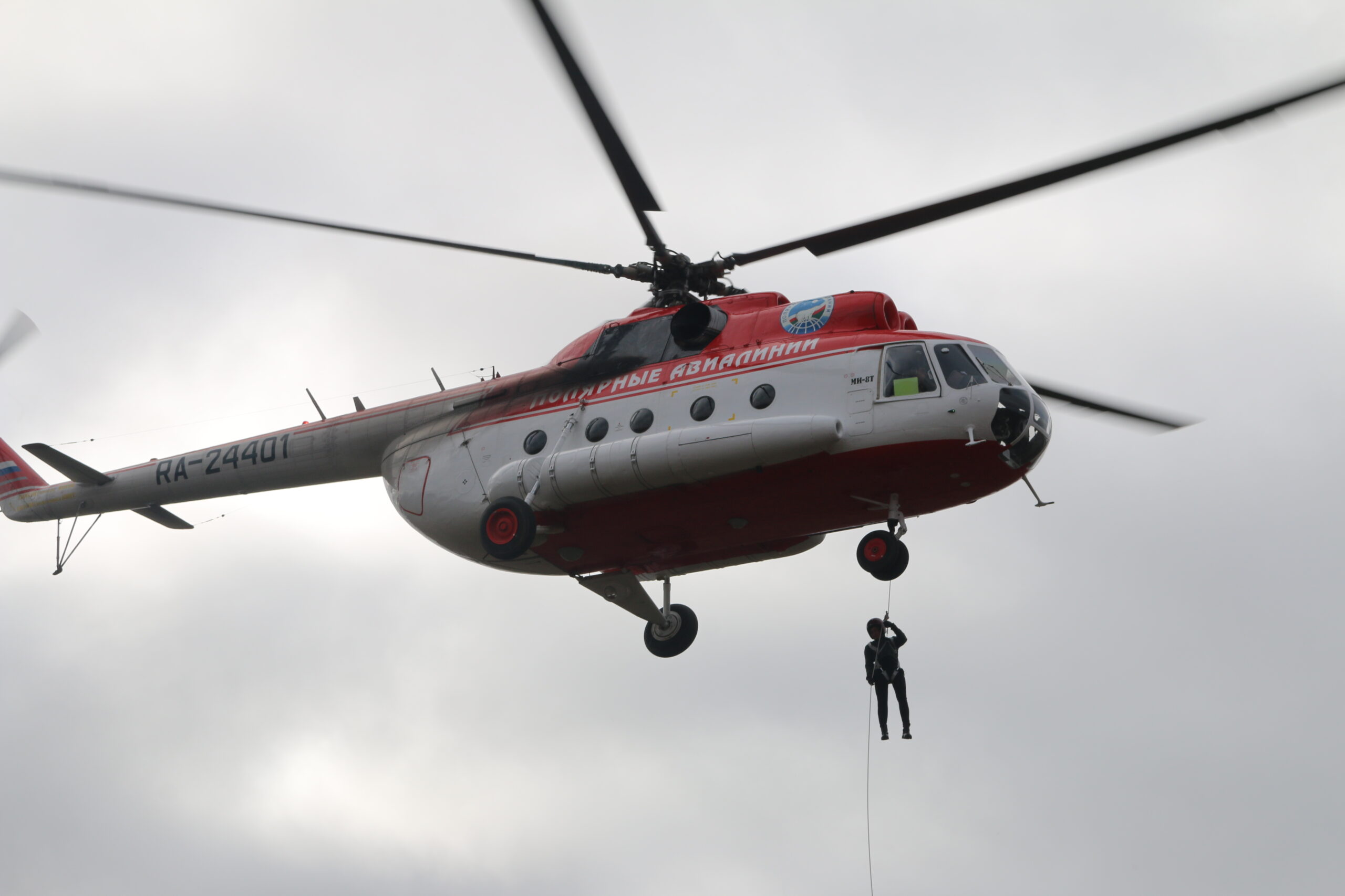 Совместная тренировка парашютистов к пожароопасному сезону прошла в Якутии