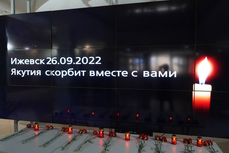 Стену скорби по жертвам стрельбы в Ижевске установили в Якутске
