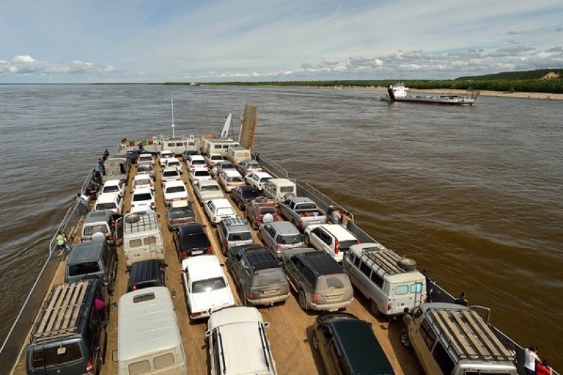 Работу паромных переправ через реку Лену в Якутске ограничили из-за ветра