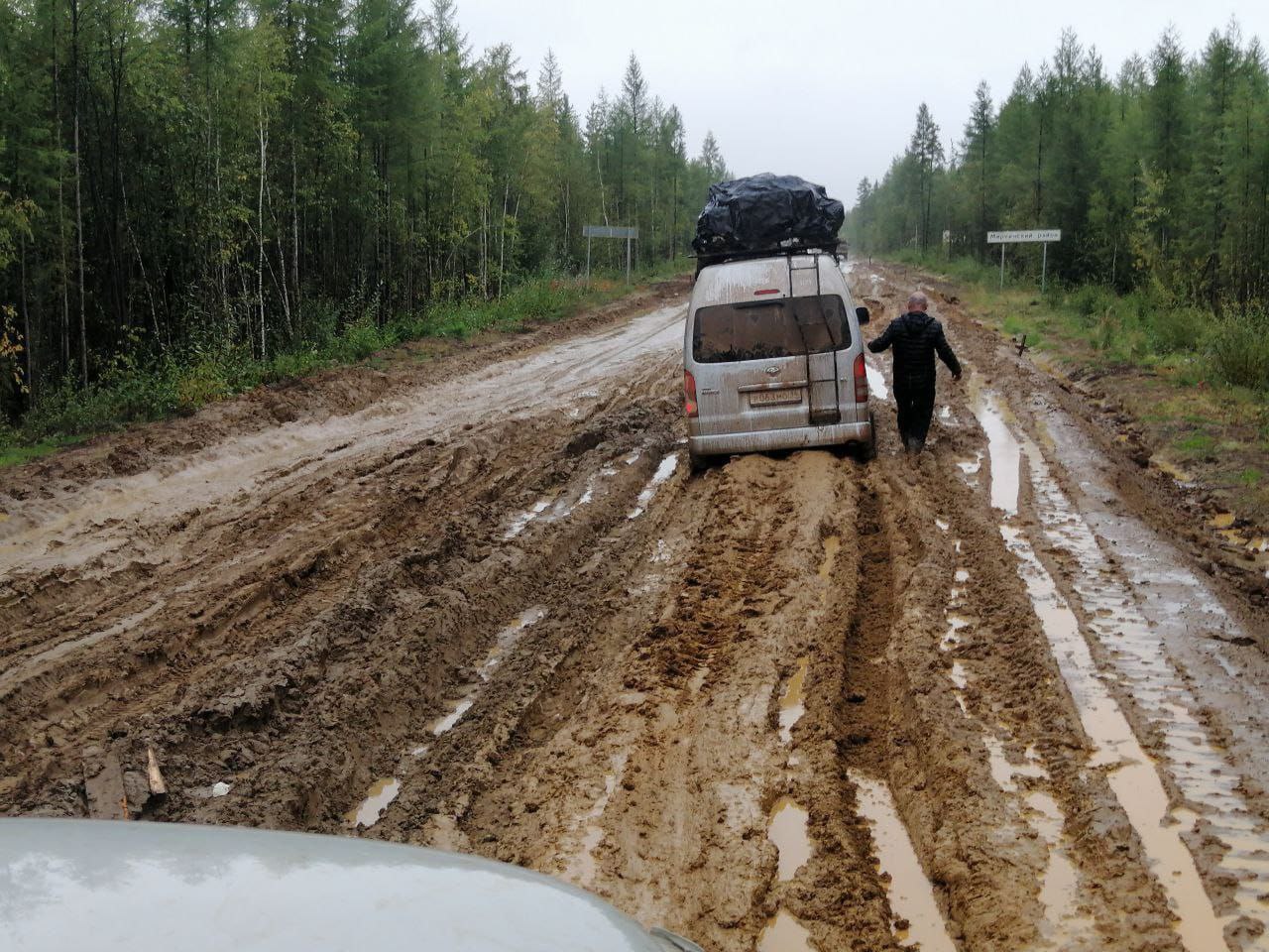 Четыре единицы спецтехники расчищают дорогу из Ленска в Мирный в Якутии