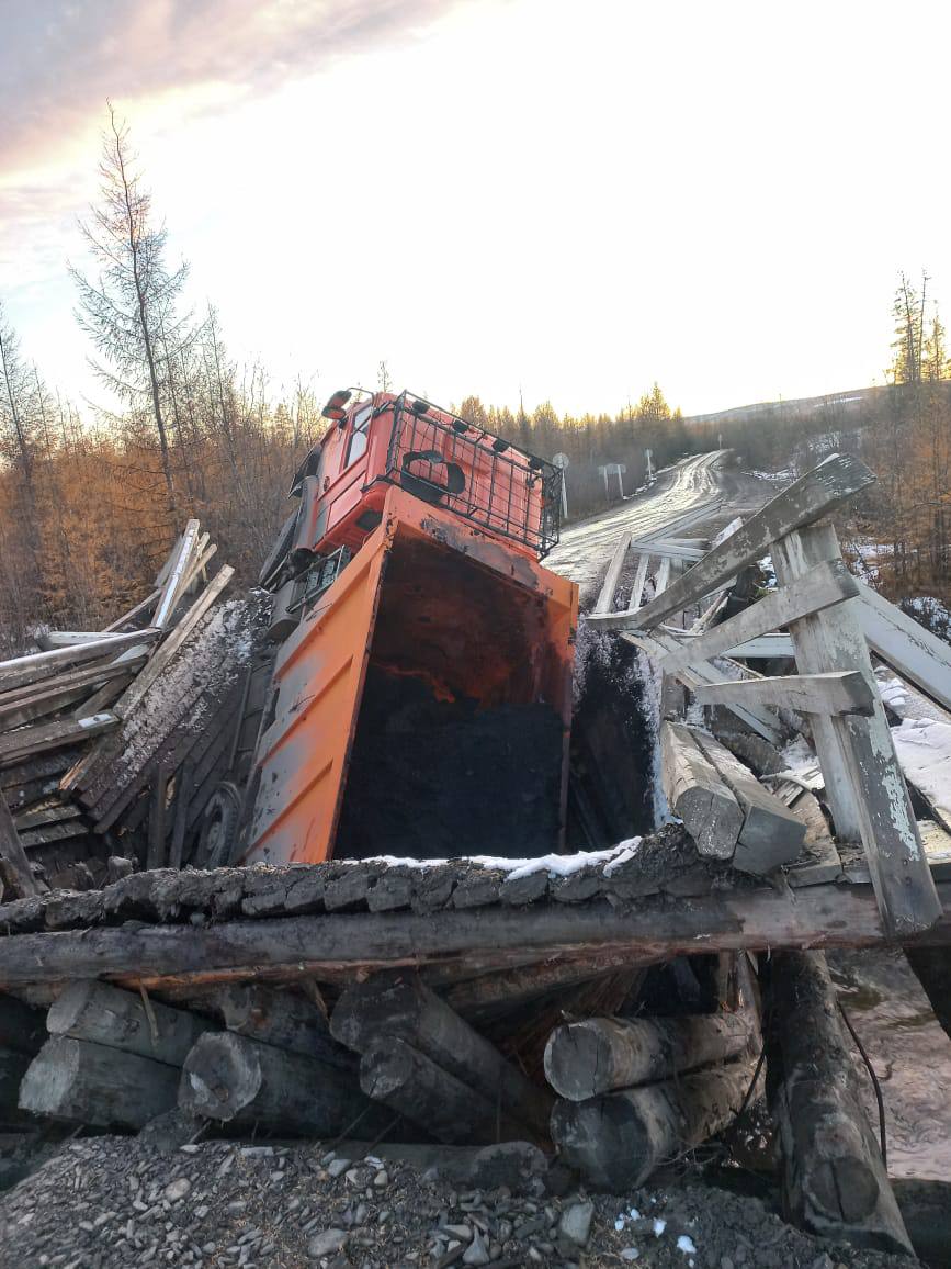 КАМаз провалился на мосту в Верхоянском районе Якутии