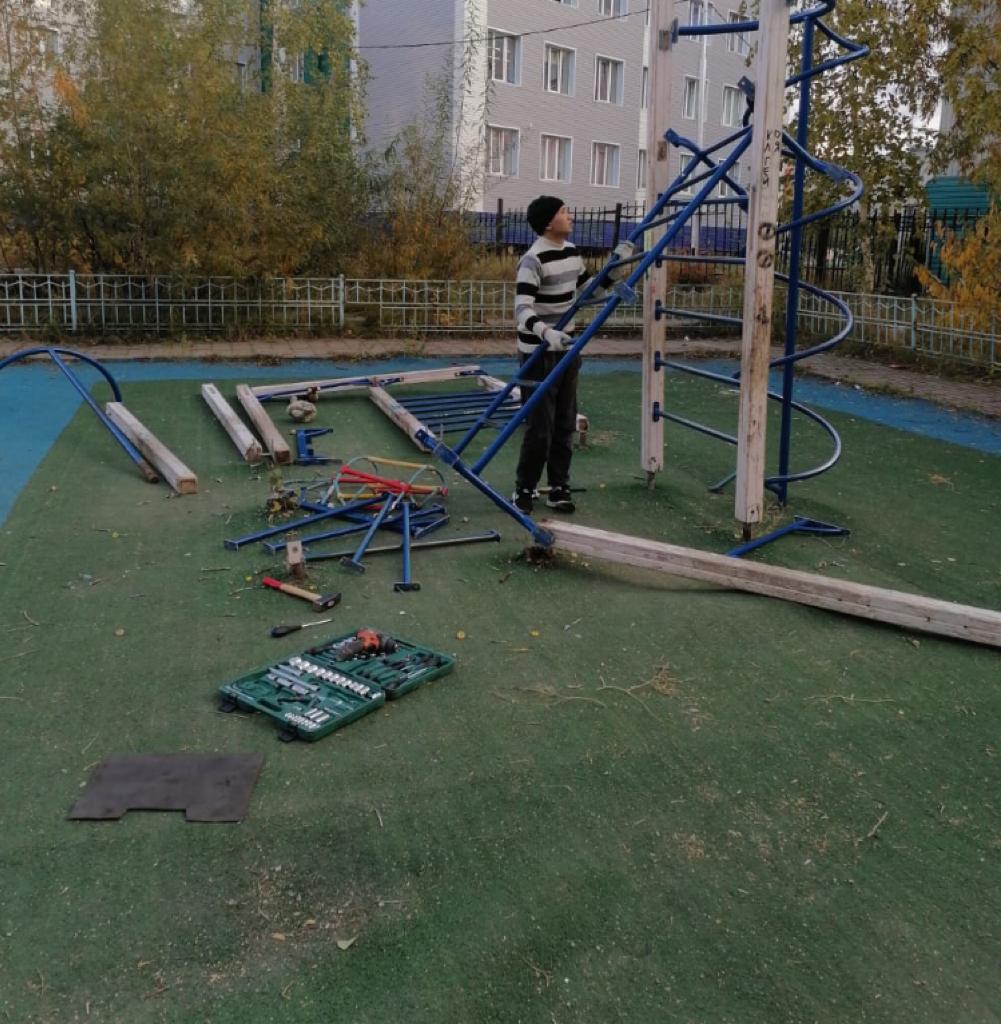 Мэрия Якутска опровергла информацию о разрушенной ветром детской площадке