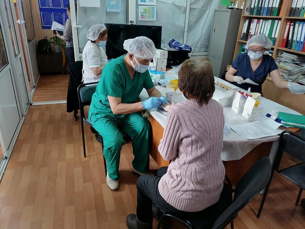 Врачи центра СПИД проверили здоровье более 200 жителей Среднеколымского района Якутии