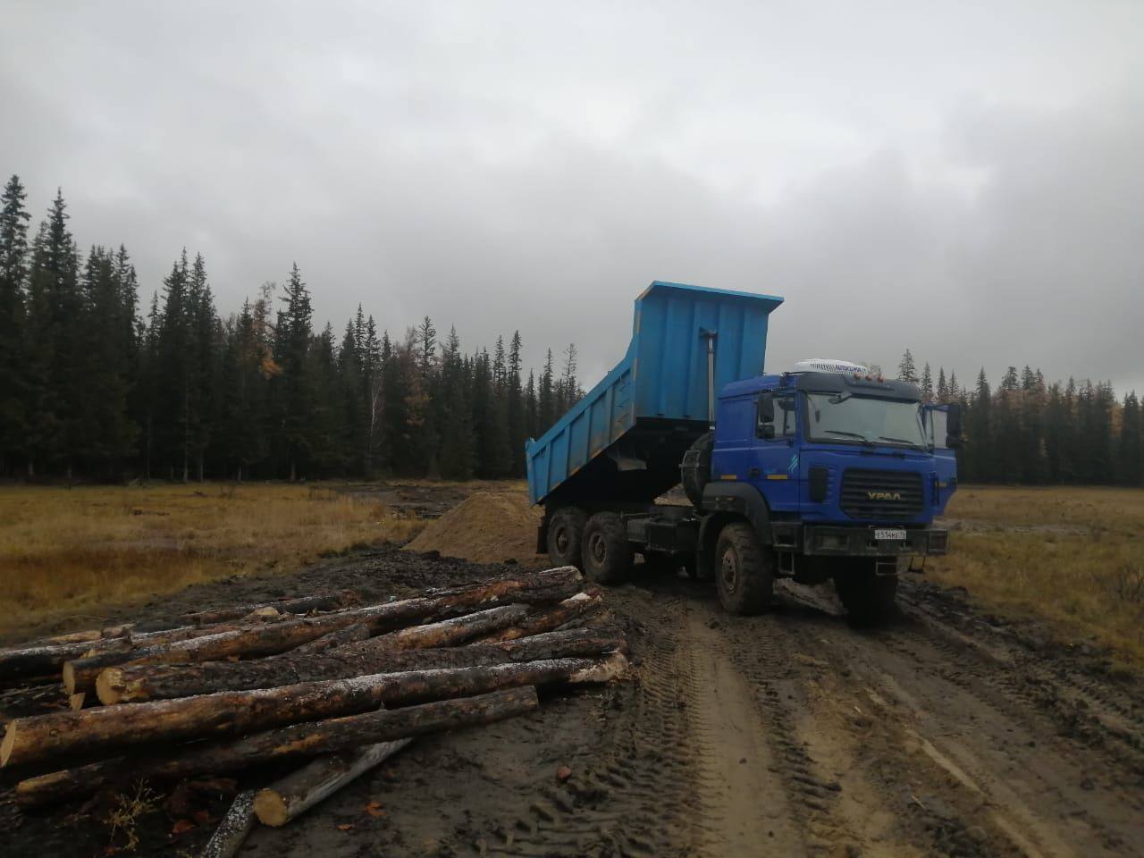 Размытую дорогу между Вилюйским и Кобяйским районами восстанавливают в Якутии
