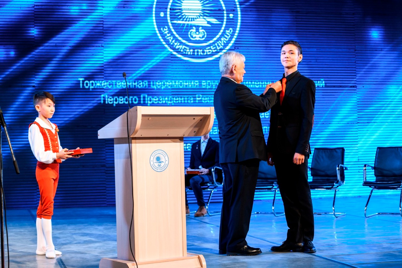 Якутяне могут подать заявку на стипендию первого президента Якутии «Знанием победишь»