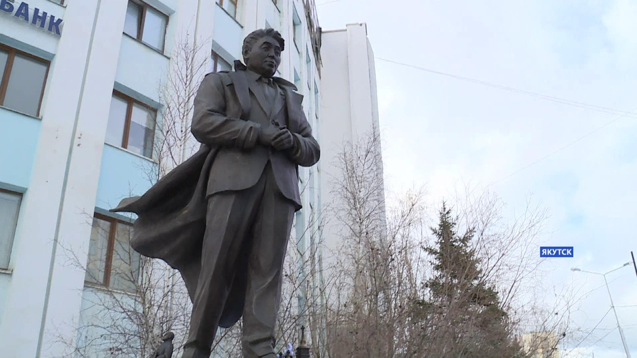Памятник заслуженному горняку и металлургу Тарасу Десяткину открыли в Якутске