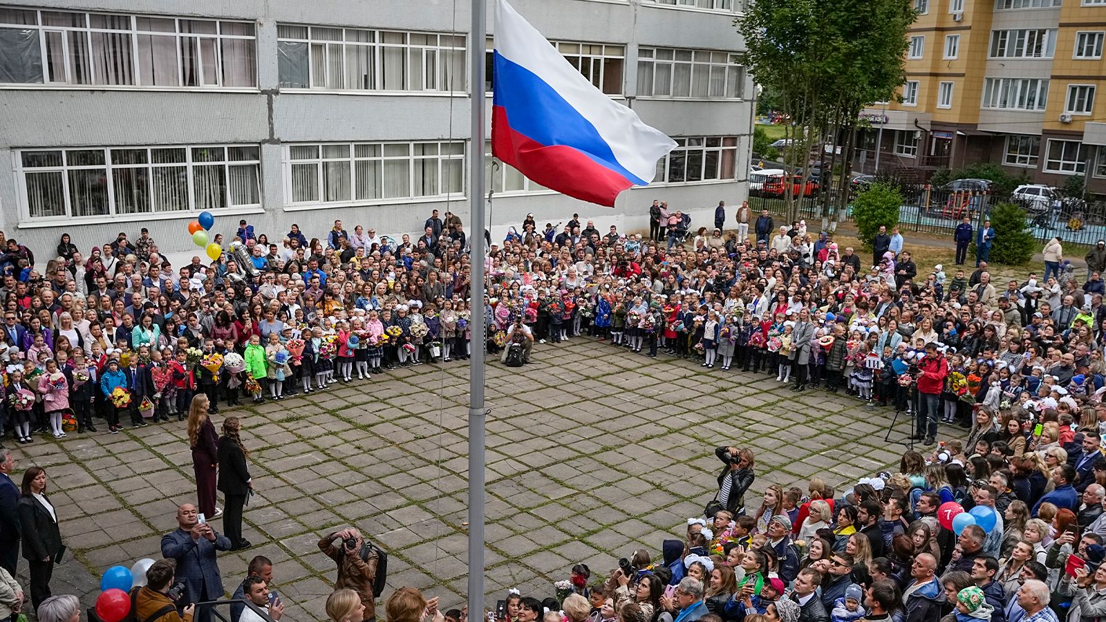 Более 80% родителей поддерживают поднятие флага и исполнение гимна РФ в школах