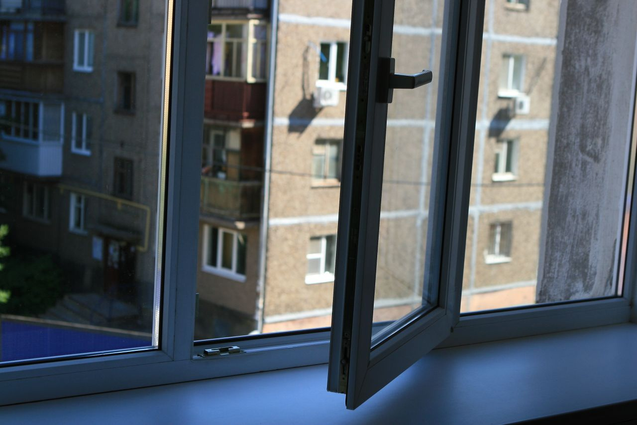 Школьник выпал из окна многоэтажного дома в якутском Нерюнгри