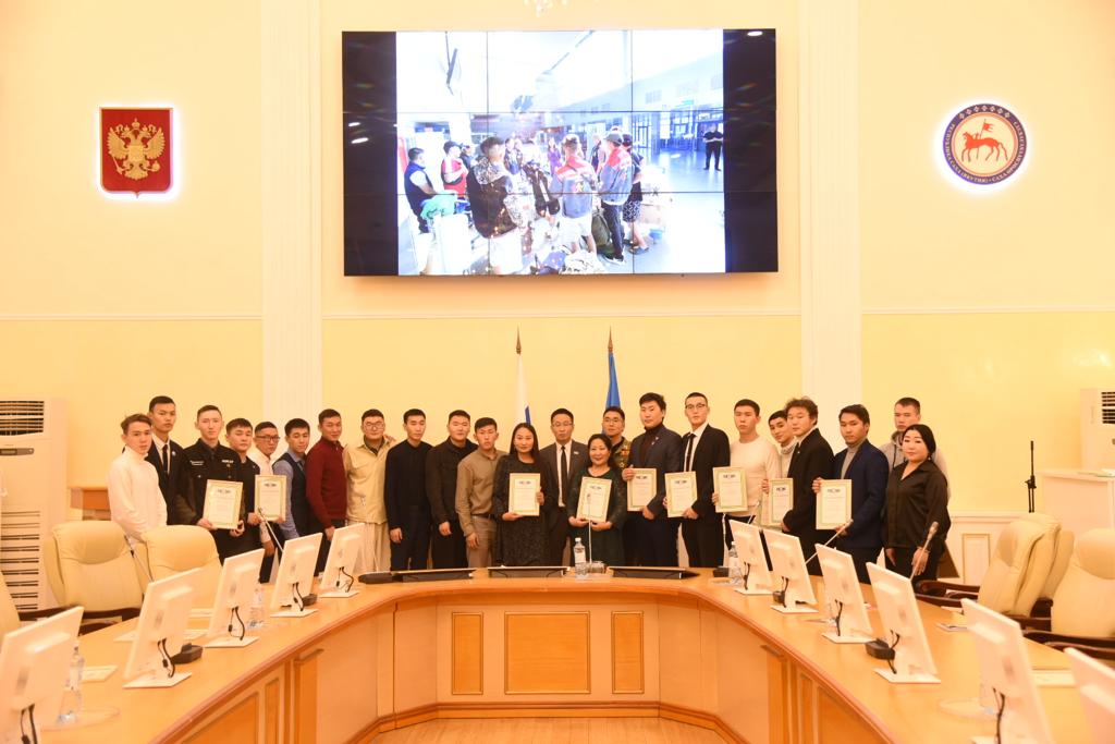 Бойцов студотряда наградили за помощь в восстановлении наслегов Верхоянского района Якутии