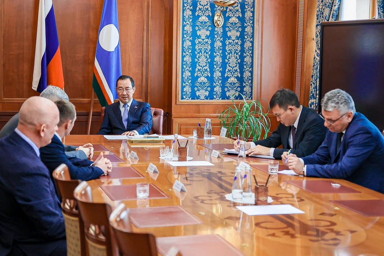 Глава Якутии обсудил представителями парламентских фракций бюджет региона на 2023 год