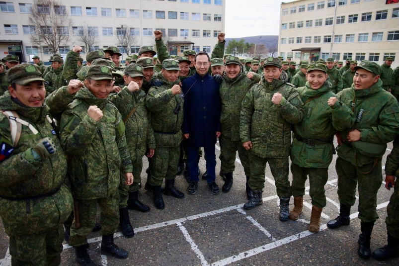 Глава Якутии проверил условия боевой подготовки мобилизованных