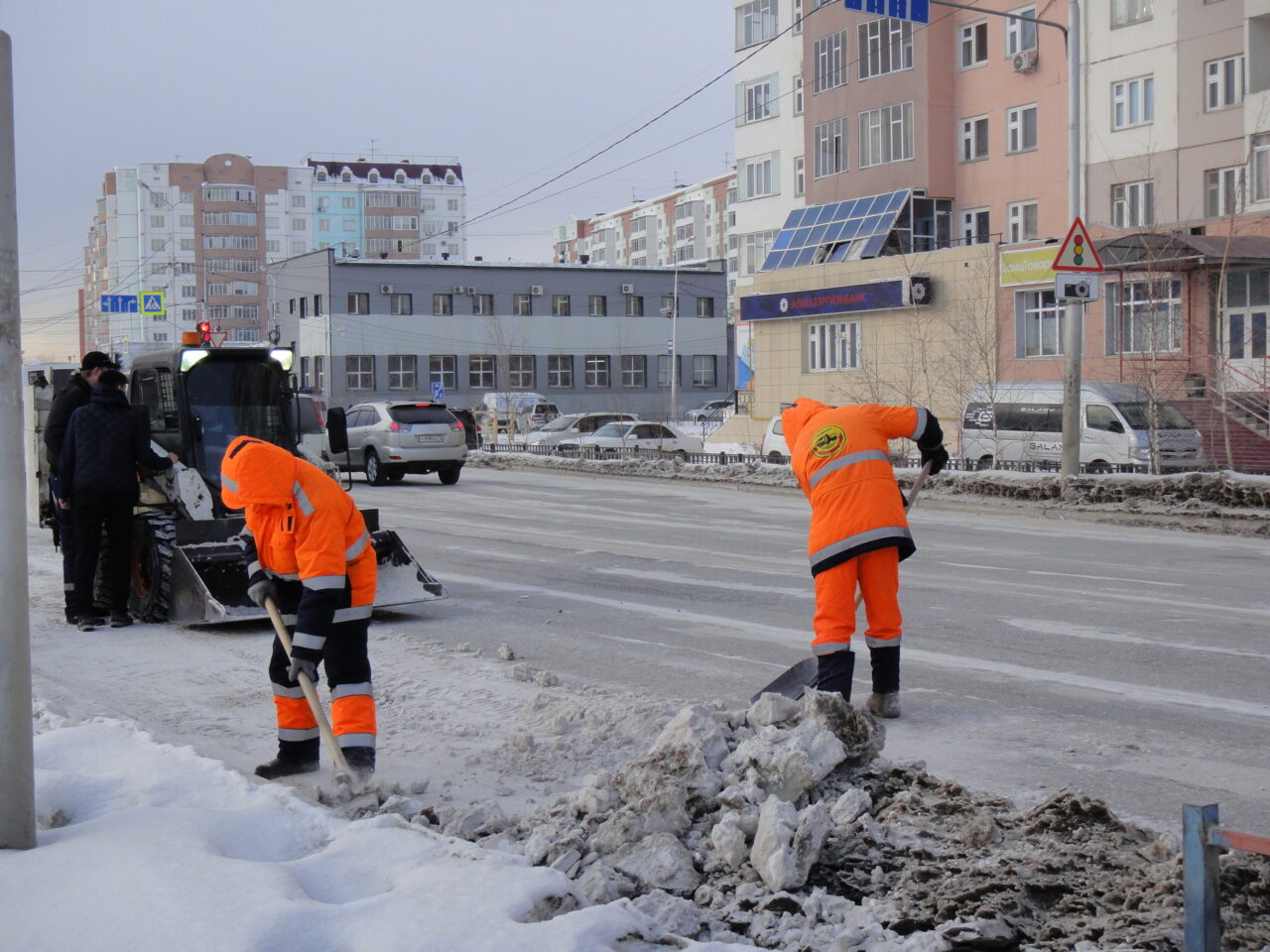 Около 70 единиц спецтехники используется в уборке снега на улицах Якутска