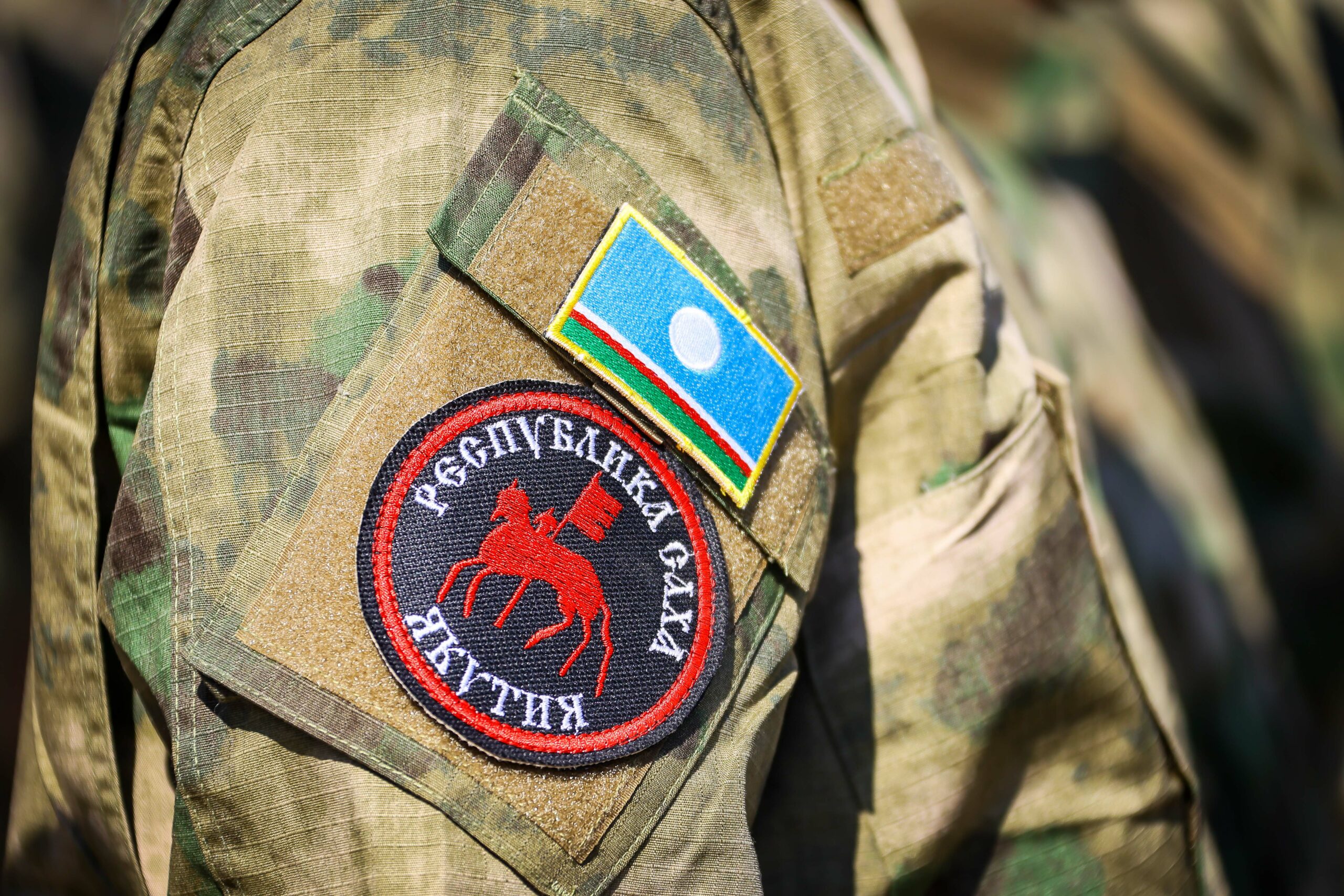 Свыше 600 семей военнослужащих получили матпомощь в размере 200 тыс рублей в Якутии