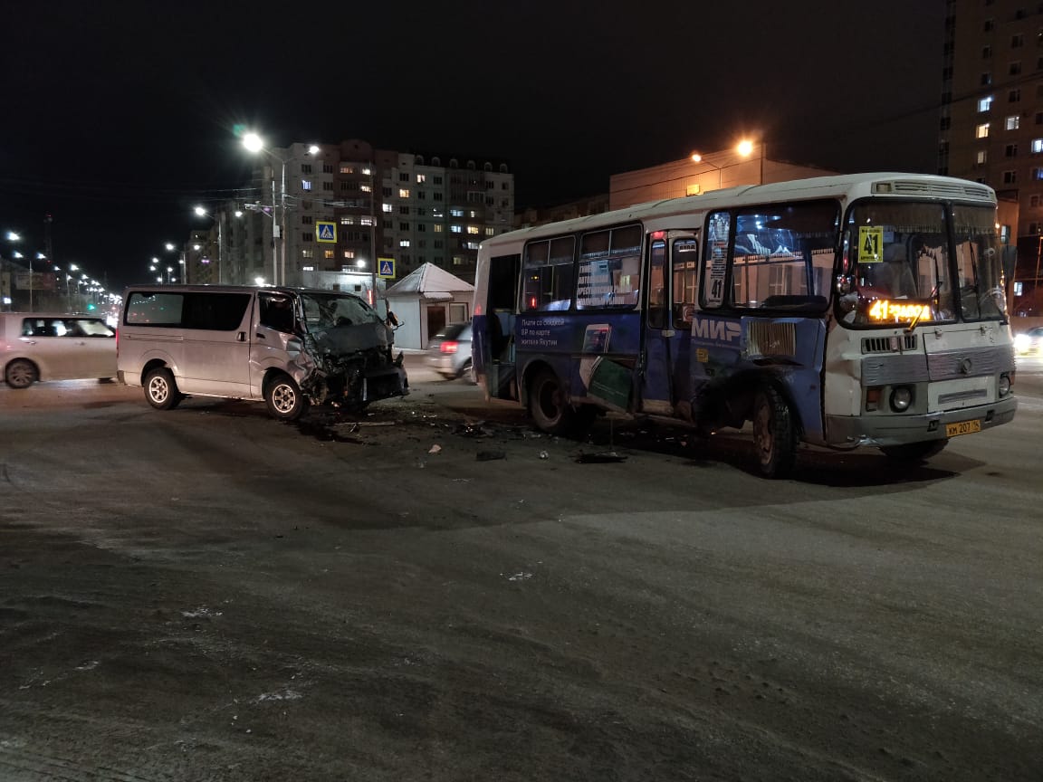 Несколько человек пострадали в результате столкновения микроавтобуса с маршрутным автобусом в Якутске