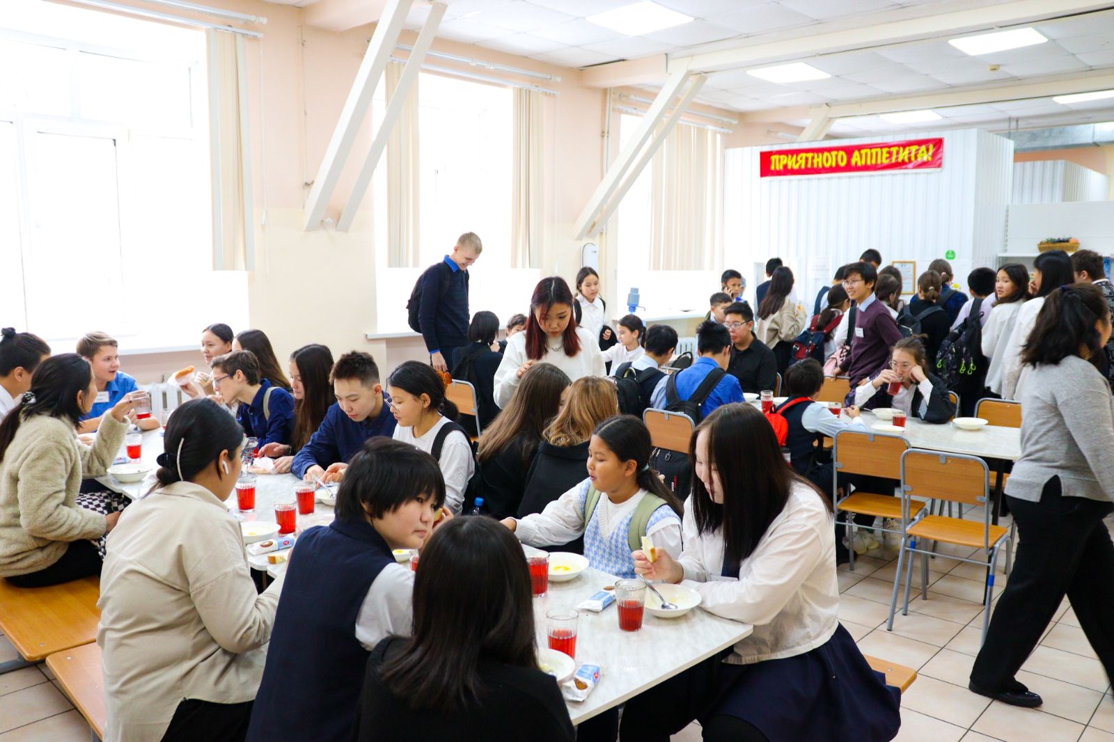 Вице-премьер Якутии проверил организацию бесплатного питания детей мобилизованных