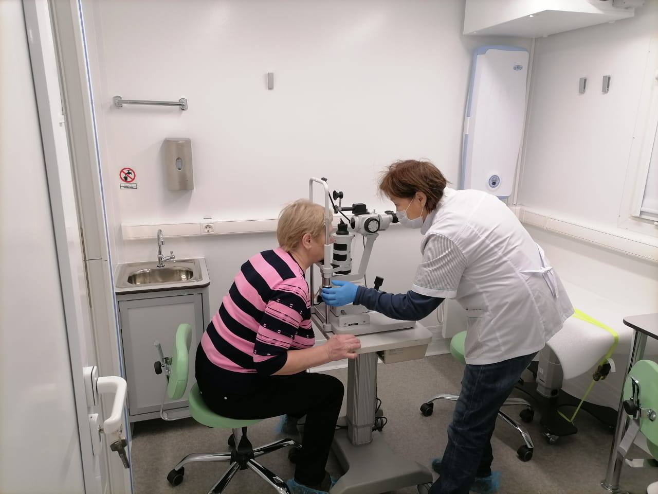Офтальмологи Якутска приняли за неделю около 300 человек в Алданском районе