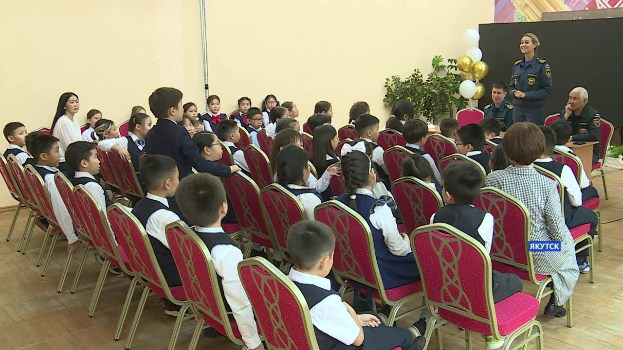 Инспекторы ГИМС и Службы безопасности провели лекции для школьников в Якутске
