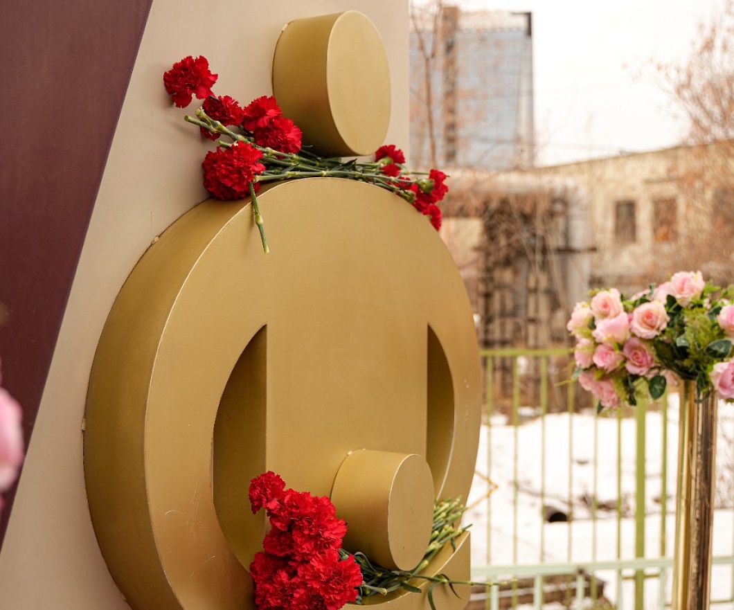 Цветы возложили к памятной стеле «Отцу и сыну» в Якутске