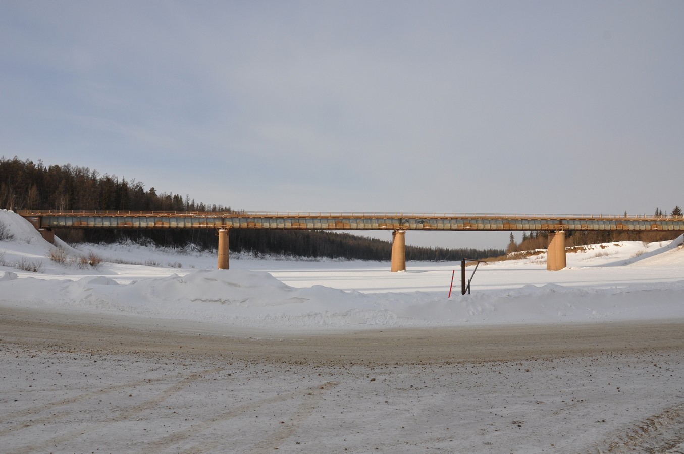 Движение транспорта по мосту через реку Нюя ограничили в Ленском районе Якутии