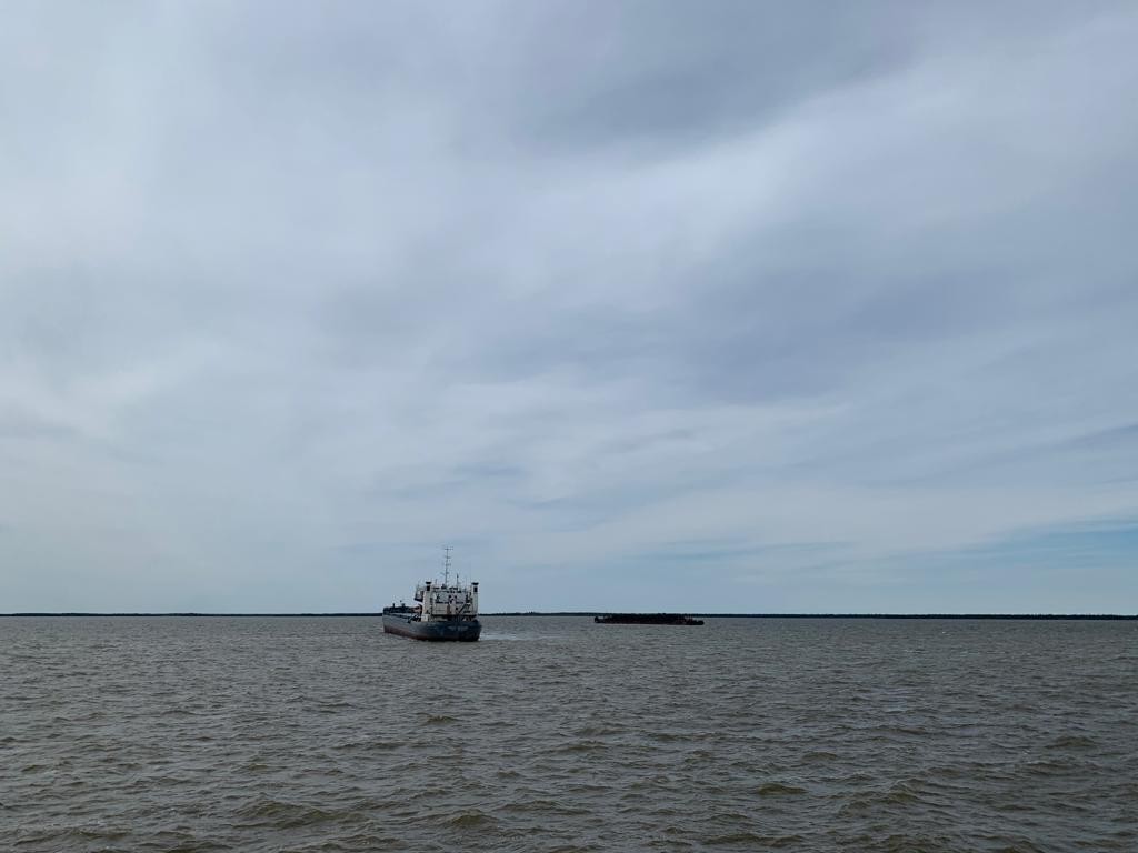 Продовольствие с сухогруза, получившего пробоину, доставят другим судном в Среднеколымск Якутии