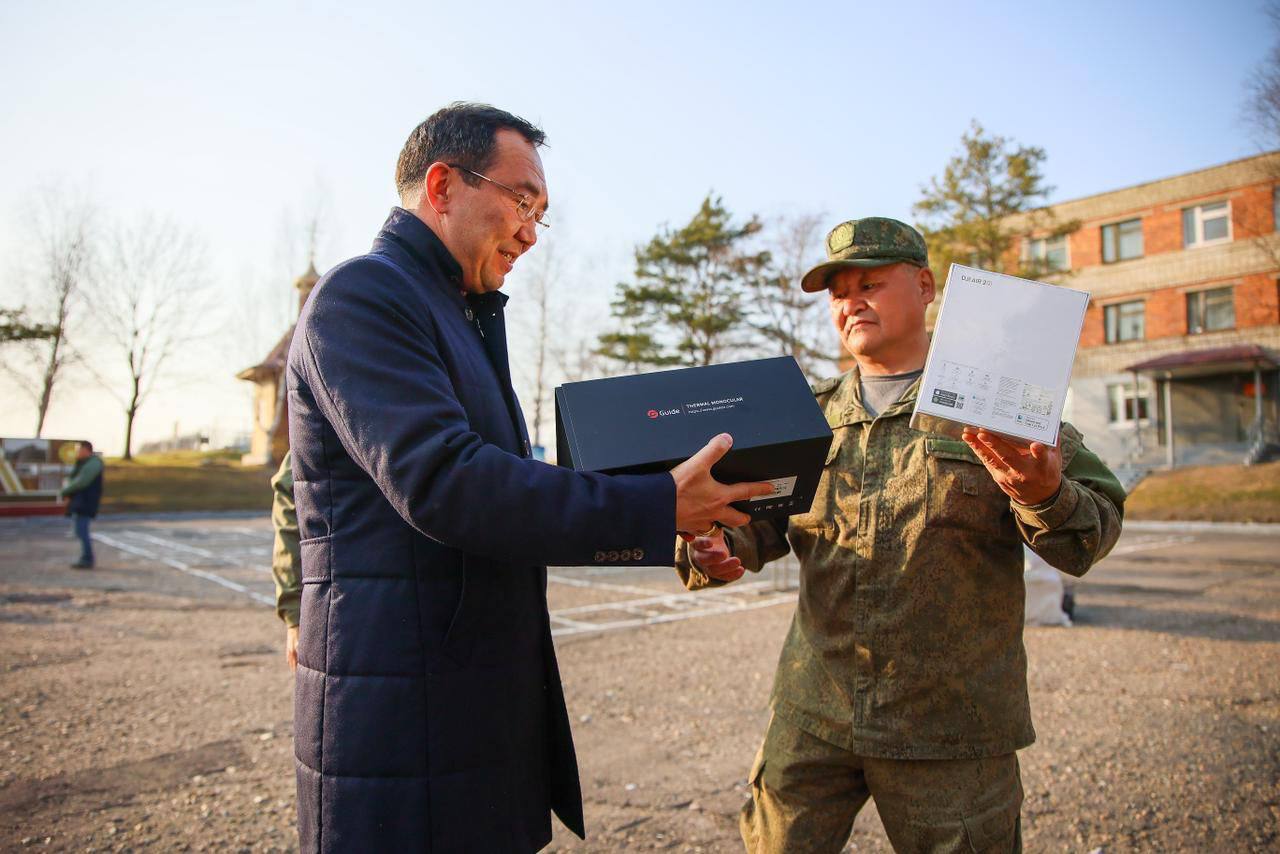 Глава Якутии передал бойцам технические средства для решения боевых задач