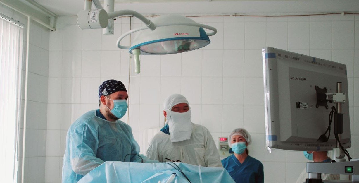 Среднеколымская больница в Якутии получила оборудование для операций и обследований