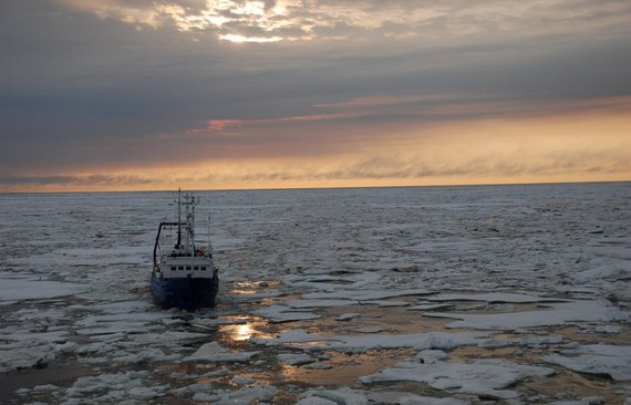 Утечка топлива из заброшенного судна обнаружена в якутском Тикси
