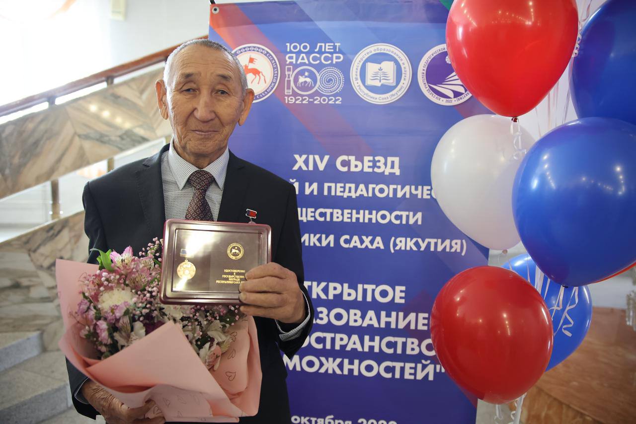 Звание «Народный учитель Якутии» присвоили Дмитрию Чечебутову