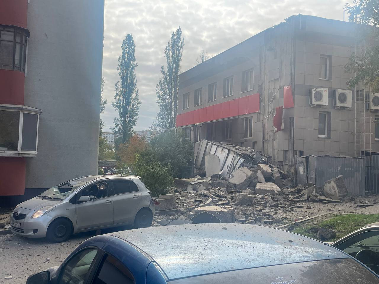 Жилой дом поврежден в результате обстрела в Белгороде