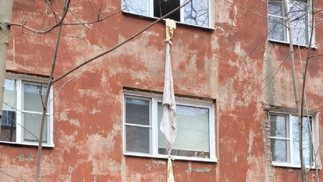 Мужчина выпал из окна распределительного пункта в Якутске