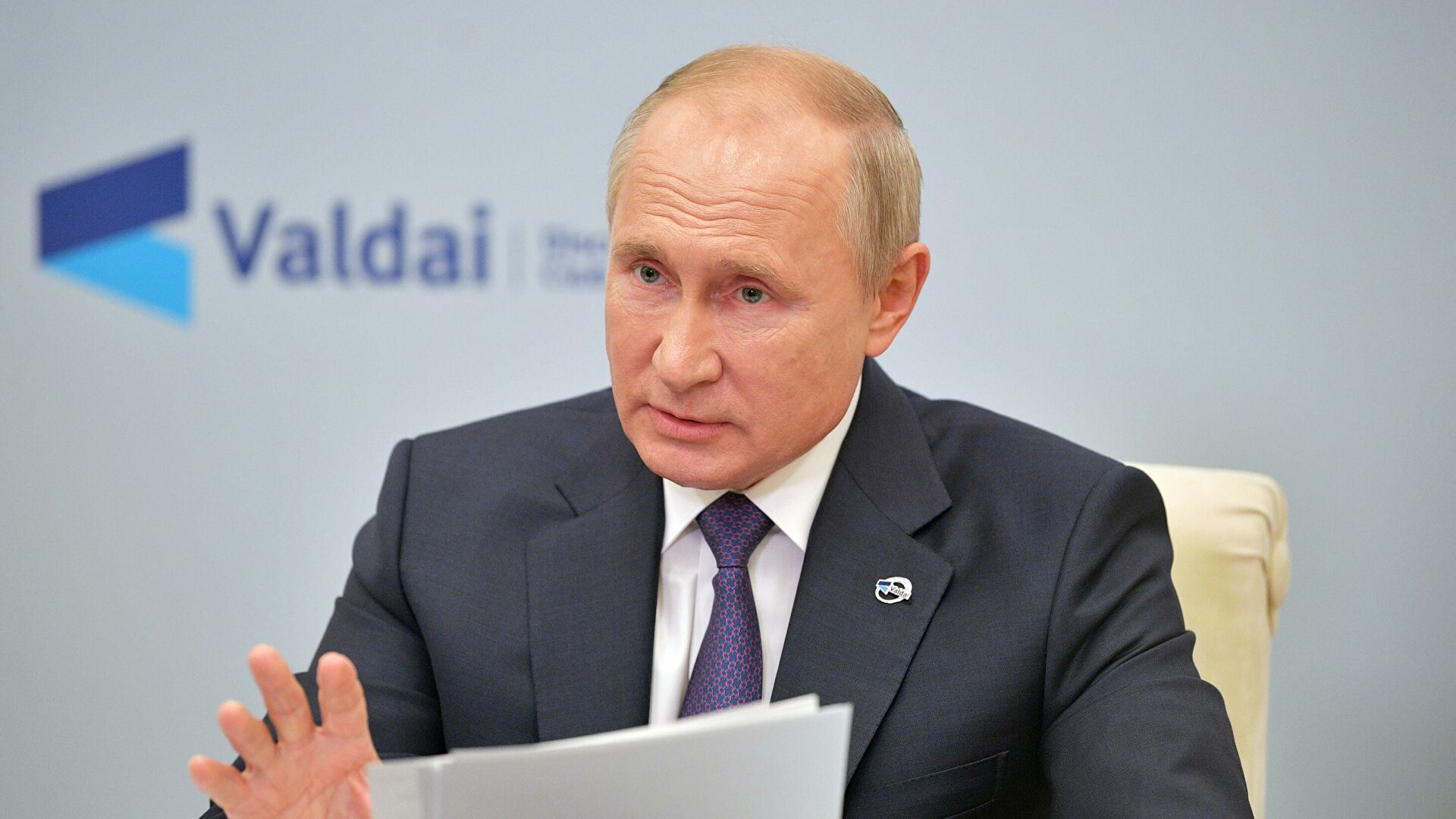 Путин заявил о необходимости повышения зарплат в России
