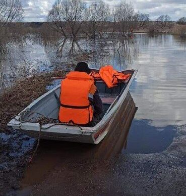 Лодка с тремя людьми на борту перевернулась на реке в Якутии