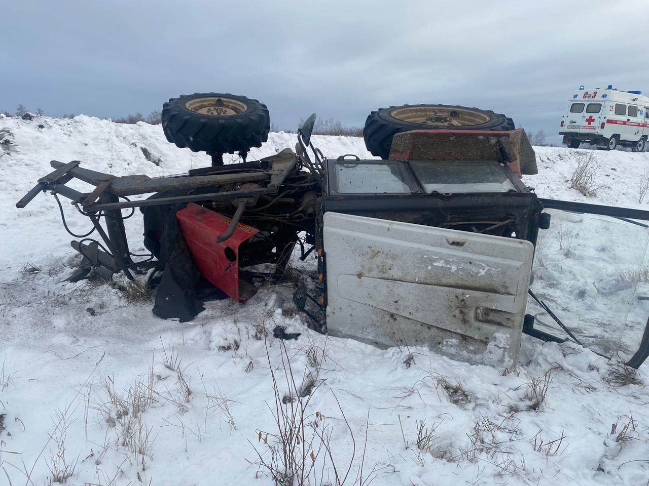 Водитель погиб при опрокидывании трактора в Якутии
