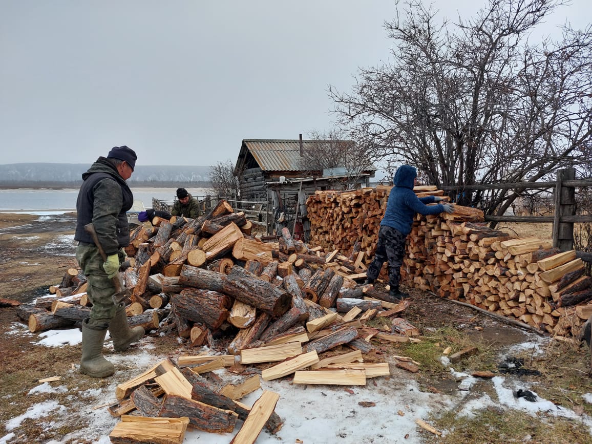 Семьям мобилизованных в наслегах Хангаласского района Якутии помогают подготовиться к зиме