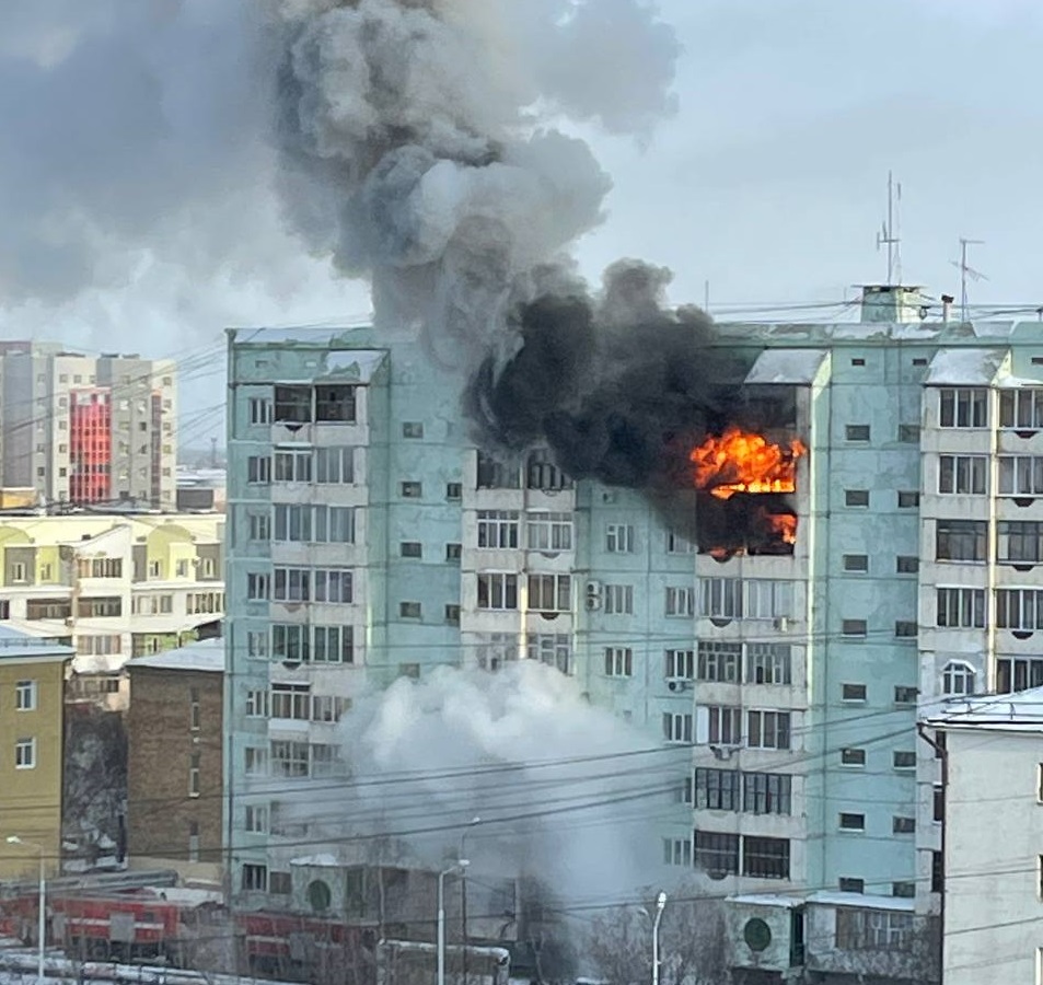 Пожар тушат в жилом доме по улице Ленина в Якутске