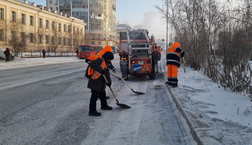 Свыше 800 кубометров снега убрали с улиц Якутска за сутки