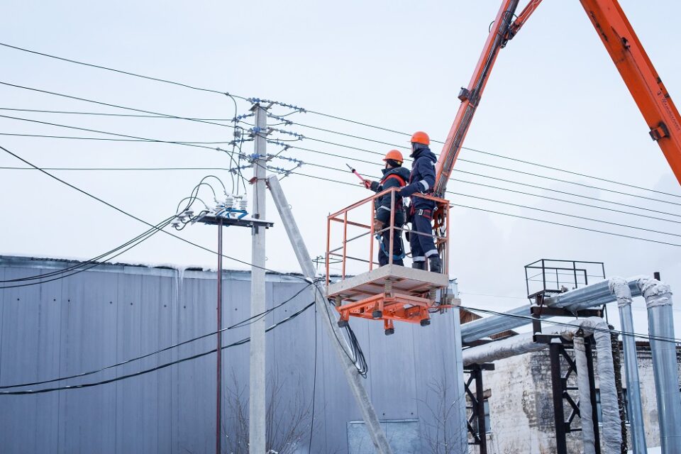 Энергетики восстанавливают электроснабжение якутского села Бютейдях