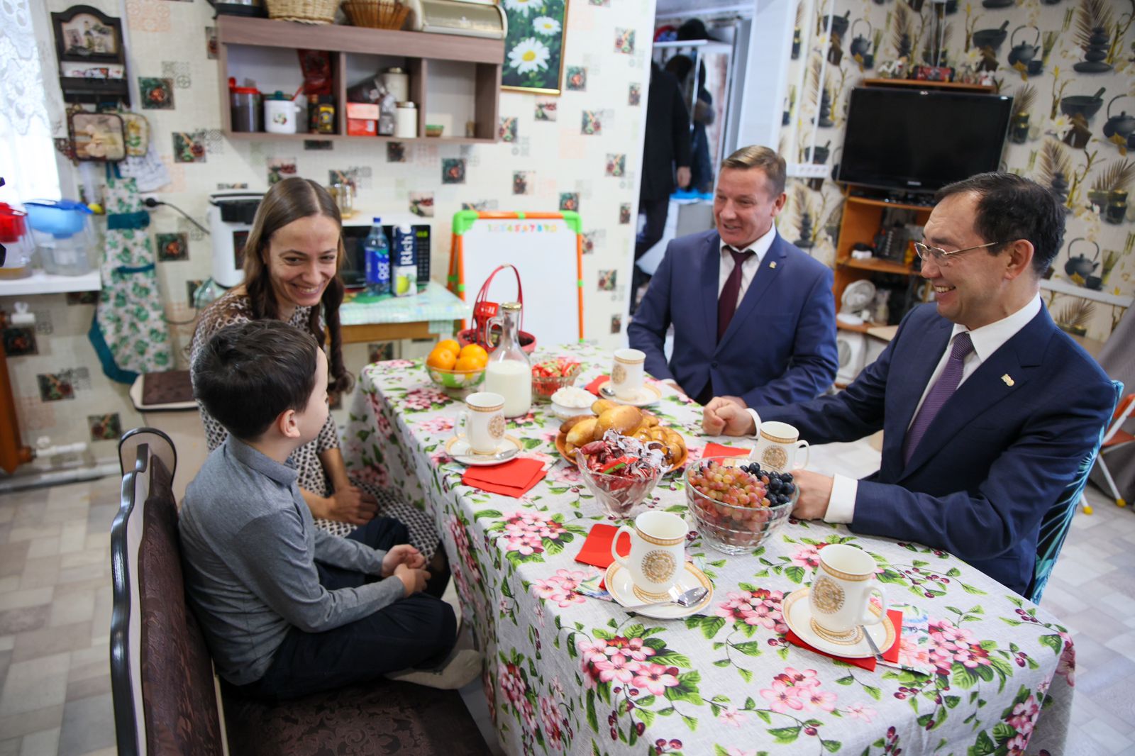 Глава Якутии встретился с семьей мобилизованного в Алдане