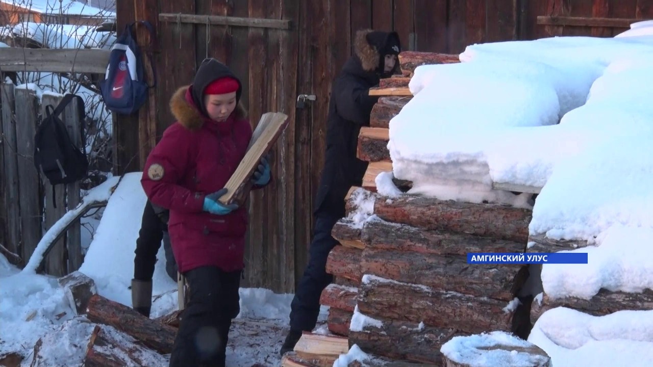 Юнармейцы помогли с заготовкой дров семье мобилизованного в селе Амга в Якутии