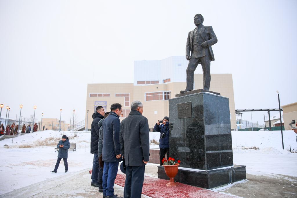 Глава Якутии Айсен Николаев возложил цветы к памятнику одного из основателей республики Степана Васильева