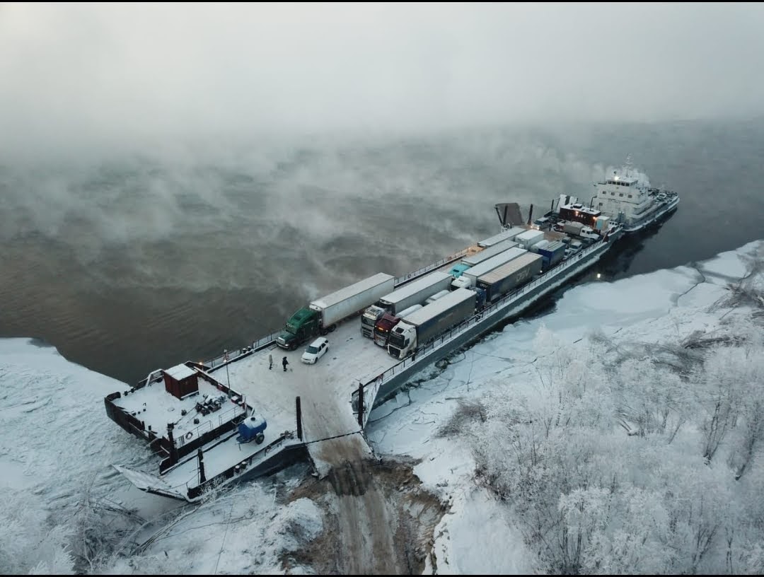Грузоперевозки через Лену в сопровождении ледокола возобновили в Якутии с 10 ноября