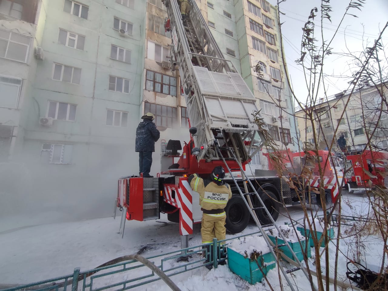 14 человек эвакуировали с места пожара в доме по улице Ленина в Якутске