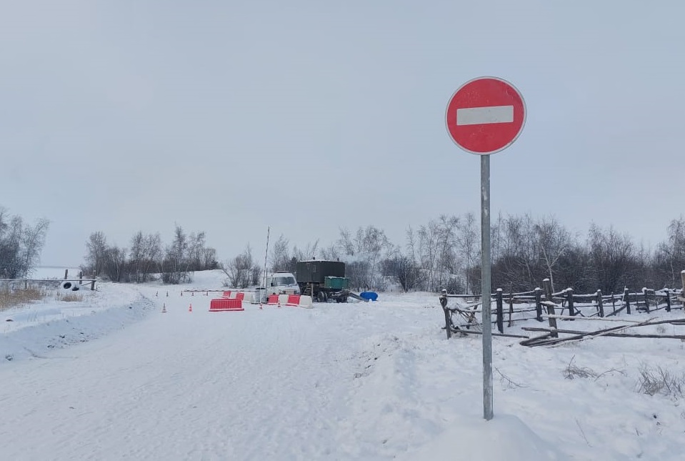 Запрещающие знаки и шлагбаумы установили на закрытых автозимниках в Якутии