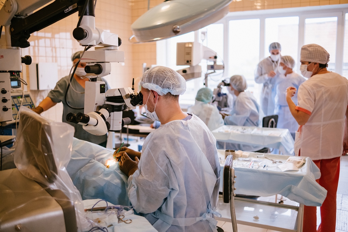 Якутские хирурги-офтальмологи работают в Луганской Народной Республике