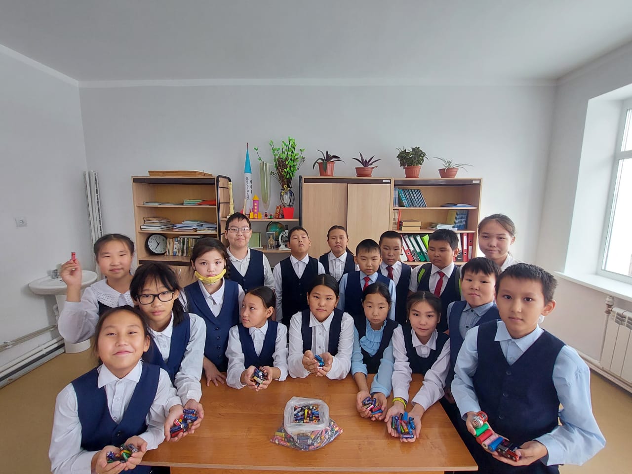 Школьники села Кобяй в Якутии собрали 64 кг батареек