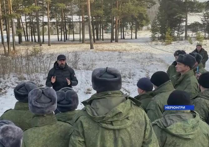 Глава Нерюнгринского района Якутии передал посылки бойцам в военной части под Читой